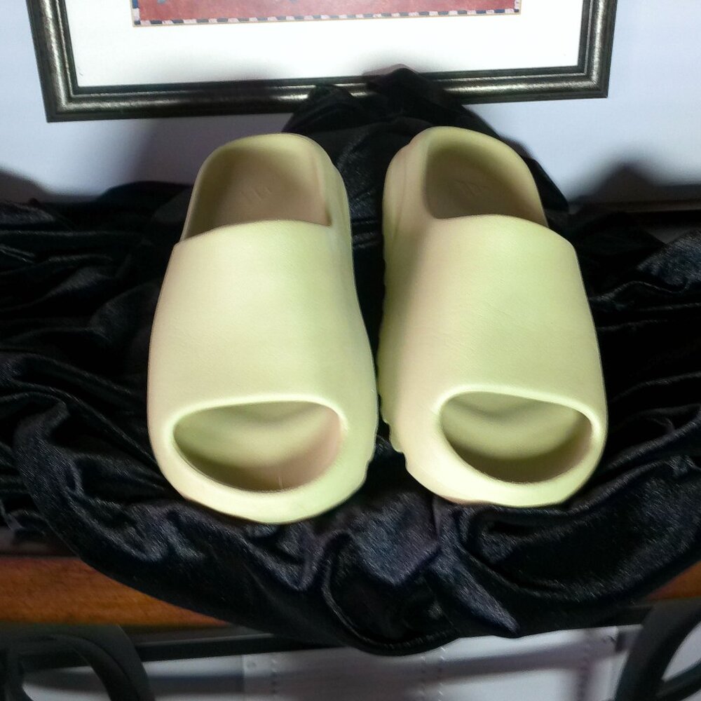 Yeezy Men's Sandals Slide Resin Light Green Pre-Owned Size 10 US